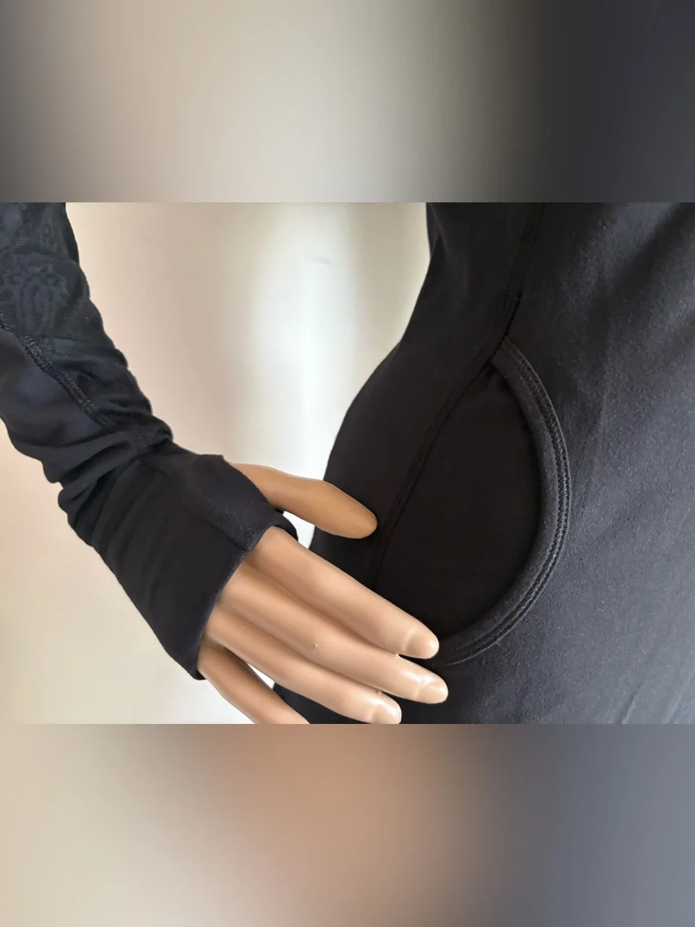 Lululemon Star Runner Black Pullover half-zip pockets thumbholes in sleeves Sz 6